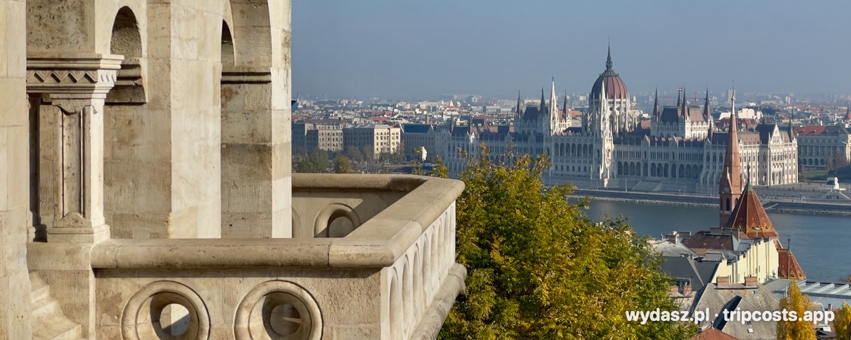Widok z Baszty Rybackiej na Dunaj i gmach Parlamentu w Budapeszcie