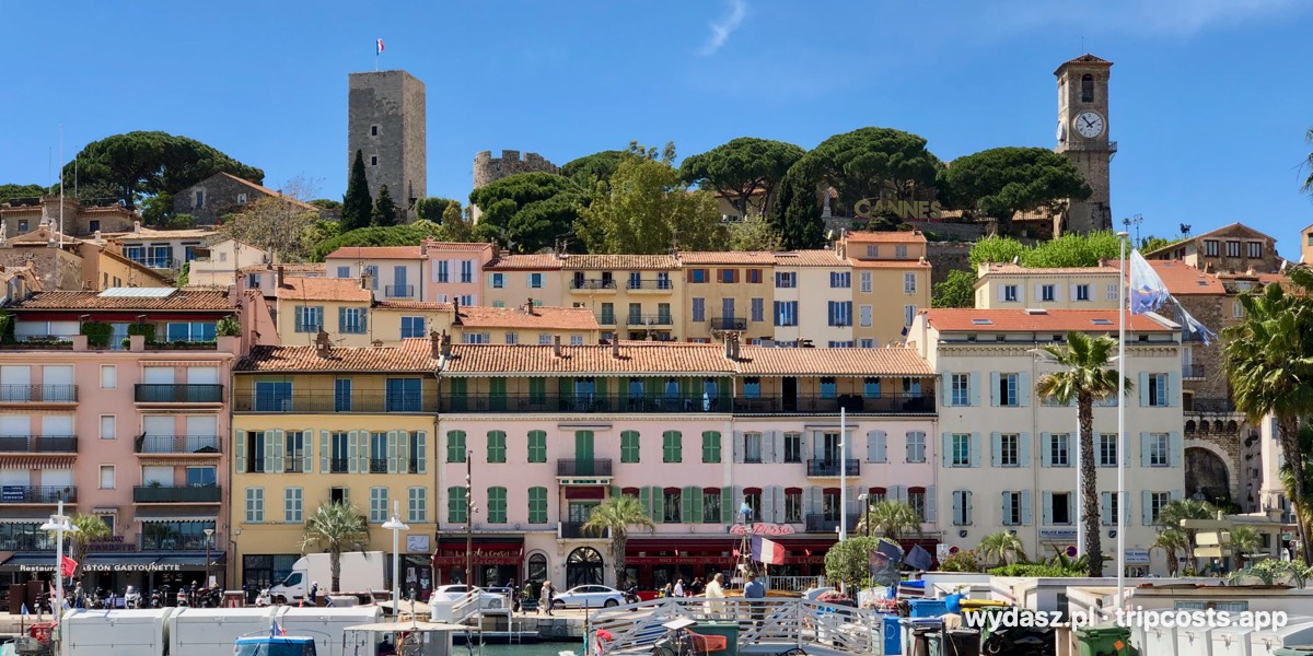 Stary port w Cannes i wzgórze Le Suquet z wieżą i dzwonnicą