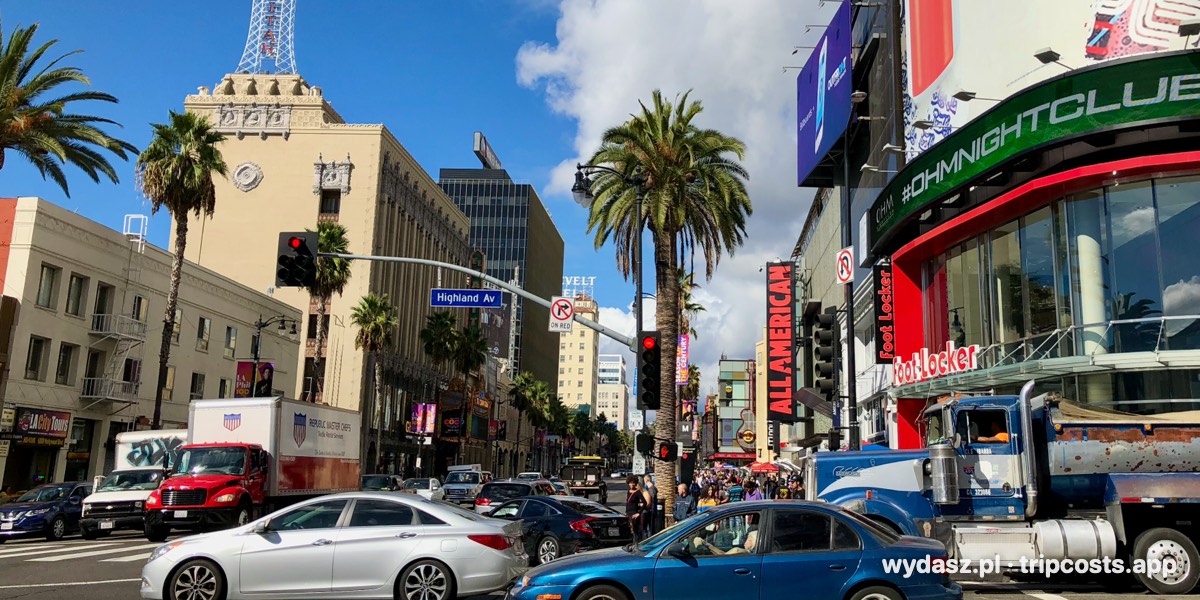 Hollywood Boulevard z palmami, samochodami i neonami
