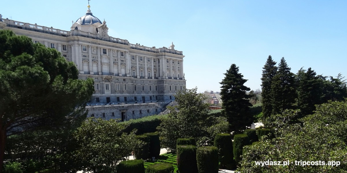 Pałac Królewski w Madrycie nad ogrodami Sabatini