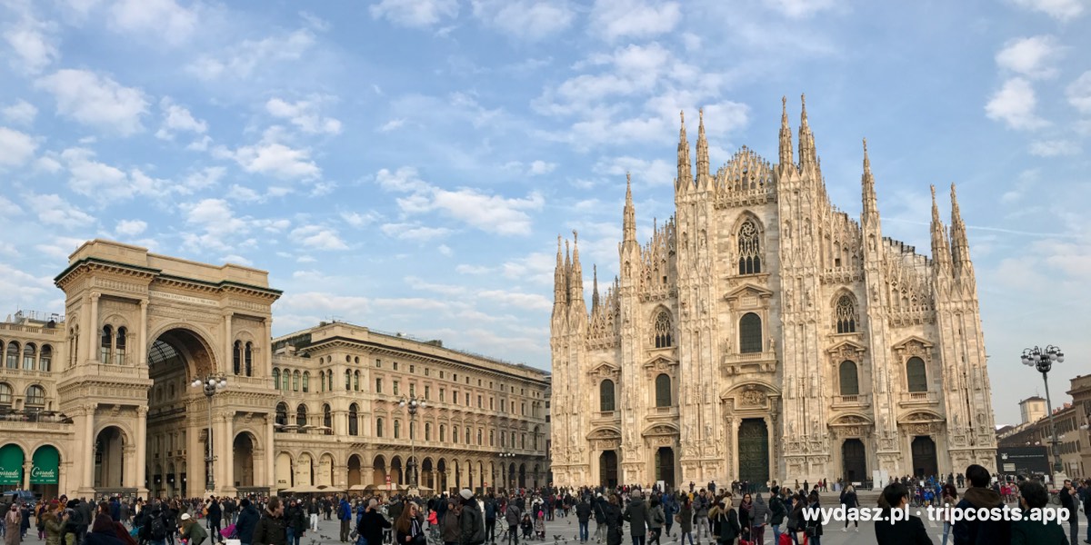Katedra Duomo i wejście do Galerii Wiktora Emanuela II przy Piazza del Duomo w Mediolanie