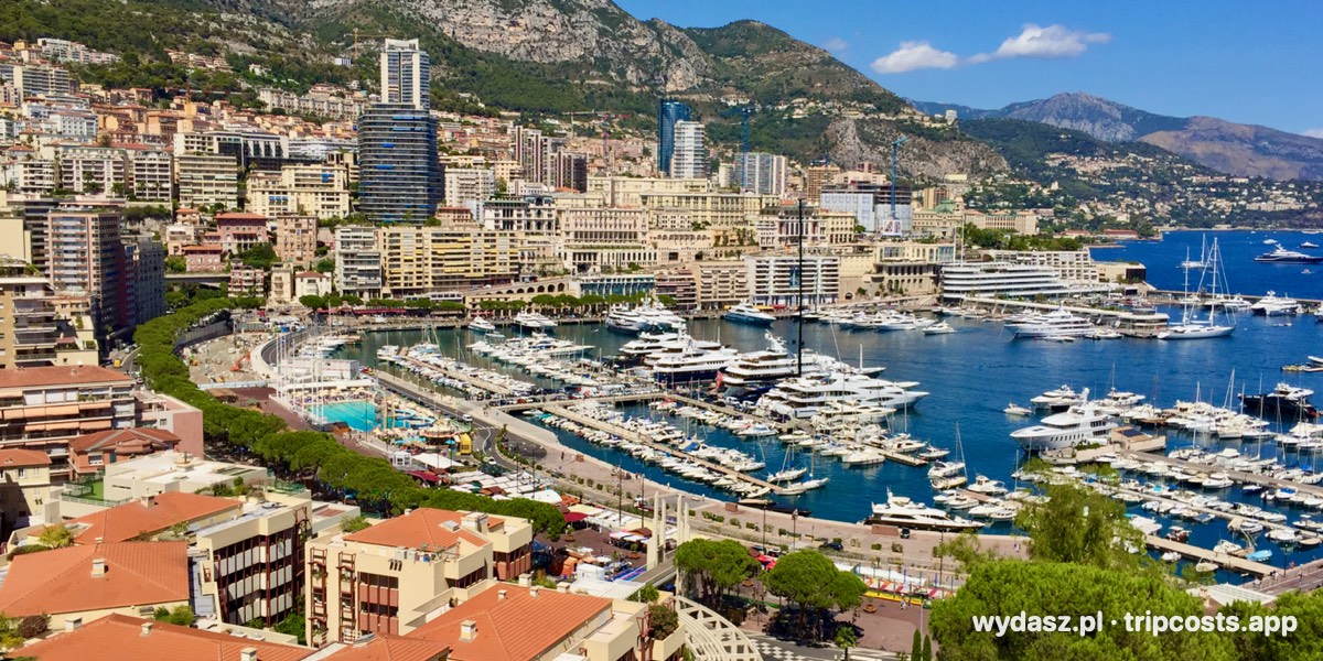 Port Herkulesa w Monako z jachtami, w tle Monte Carlo i góry