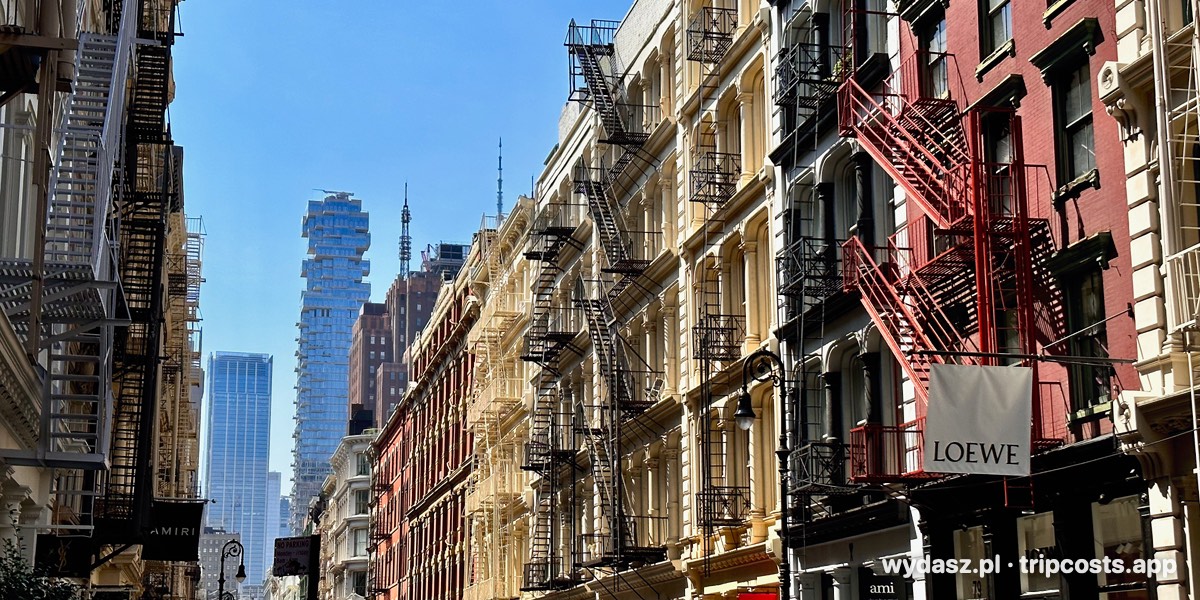 Żeliwne kamienice ze schodami pożarowymi w SoHo, w tle wieżowce na Manhattanie