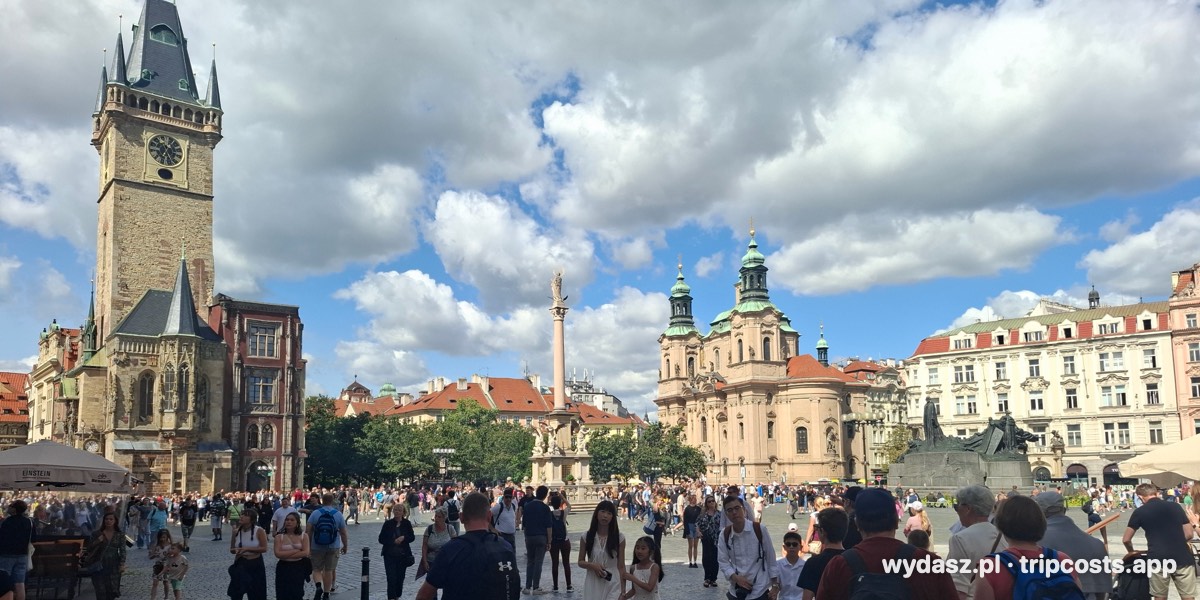 Rynek Staromiejski w Pradze z wieżą ratusza i kościołem św. Mikołaja