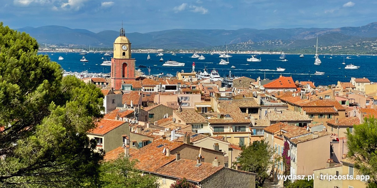 Widok z Cytadeli na dachy starego miasta, dzwonnicę i zatokę Saint-Tropez