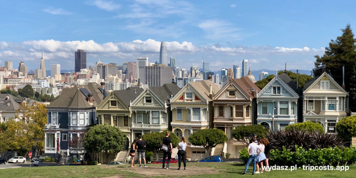 Wiktoriańskie domy Painted Ladies przy Alamo Square, w tle wieżowce San Francisco