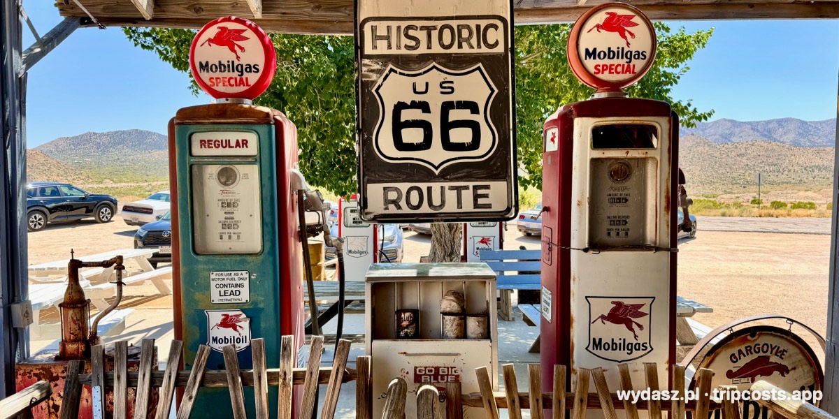 Zabytkowe dystrybutory Mobilgas i tablica Historic Route 66 w Hackberry w Arizonie